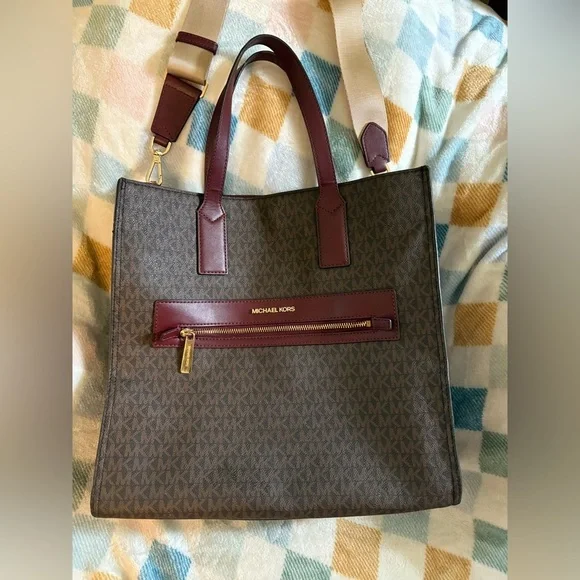 Pre-Luv- Michael Kors, heavy duty
Tote Bag maroon & brown
With Gold Hardware - Picture 2 of 16